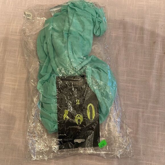 NWT green  infinity scarf so many looks from one accessory - Picture 6 of 6